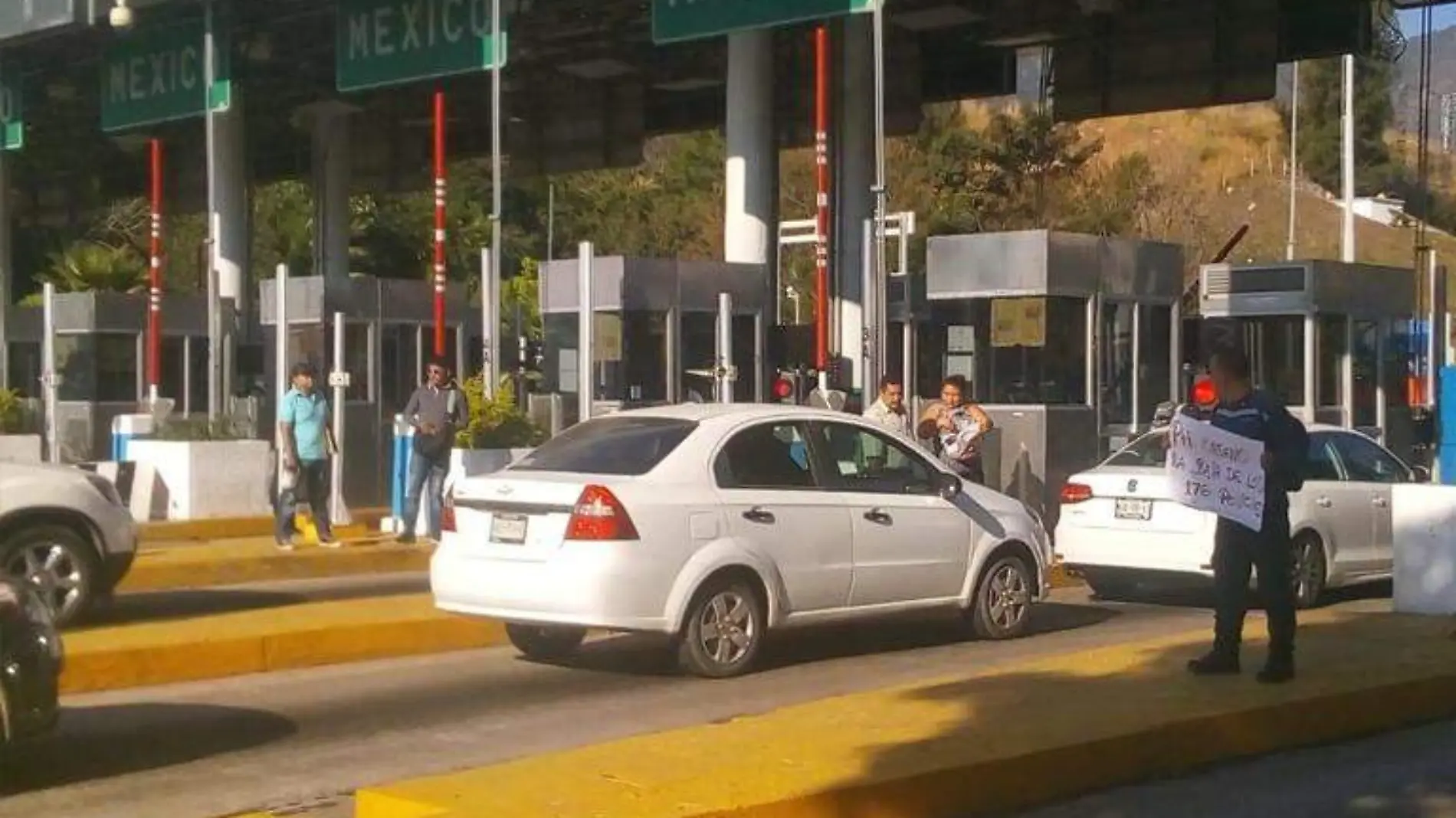 Policías toman caseta de palo blanco